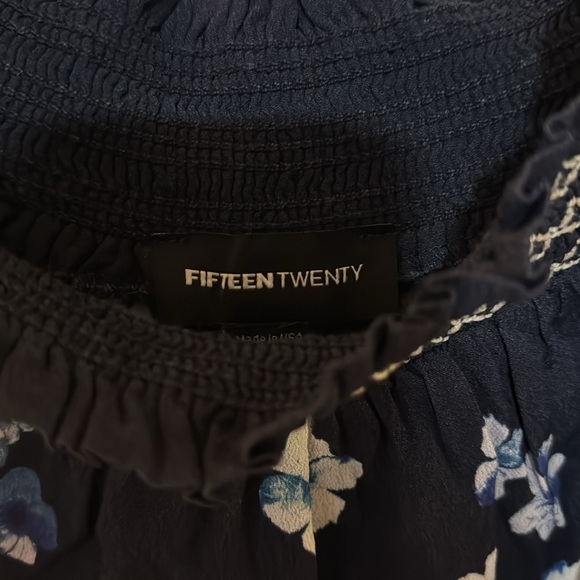 SizeeL Fifteen Twenty flowers top. Dark blue with light blue and cream. - Picture 2 of 5